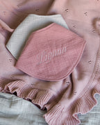 Rosa babytæppe i pointellestrik – perfekt gave til babyshower, dåb eller fødsel | Keía Studio